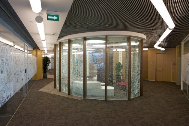 Фото 1 Стеклянные перегородки в офисе компании Philip Morris.Триплекс со средним закаленным слоем стекла, впоследствии намеренно разбитым